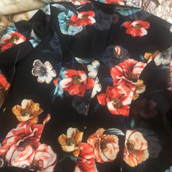 Absolutely gorgeous blazer. Size fit to L. Silk feeling - Picture 13 of 15